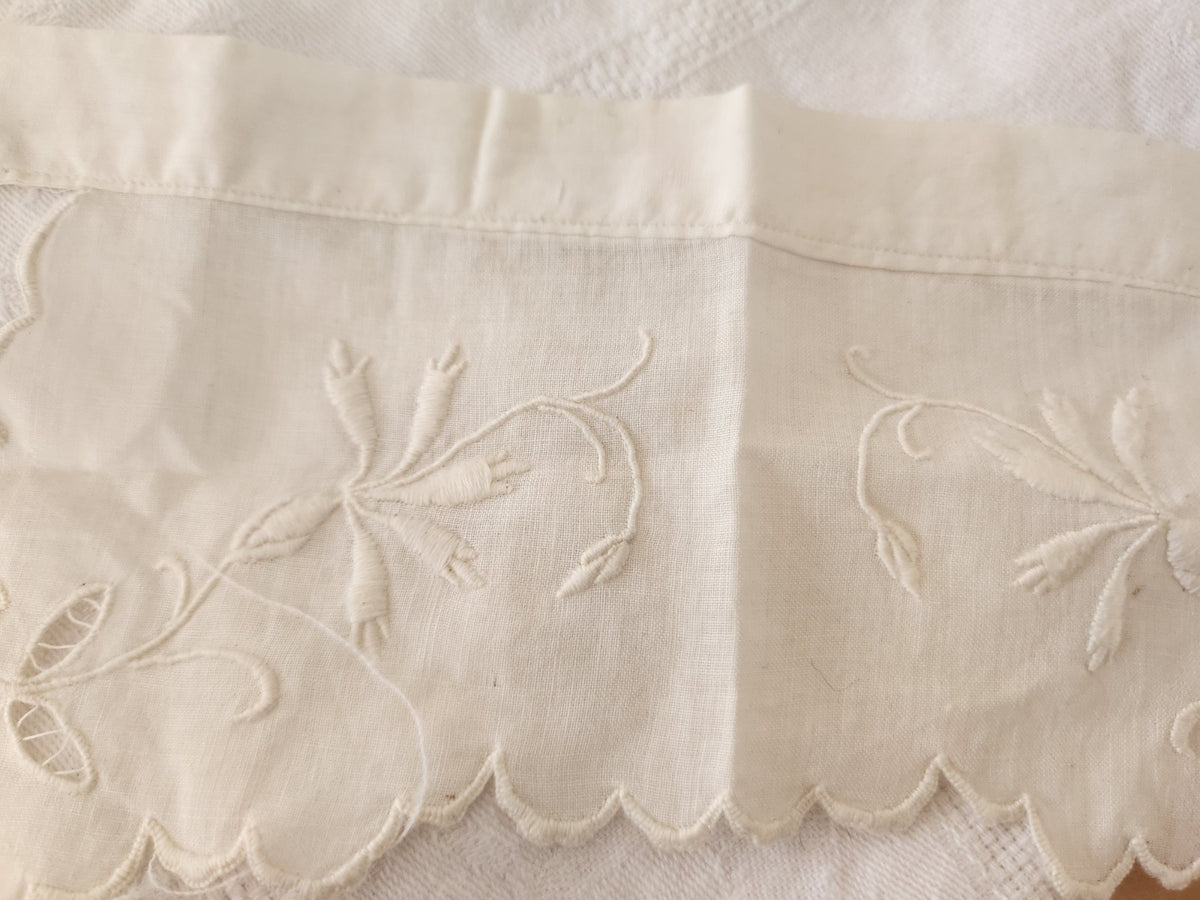 Petit col ancien bébé? emmanchure? broderie fleur plumetis T1-25