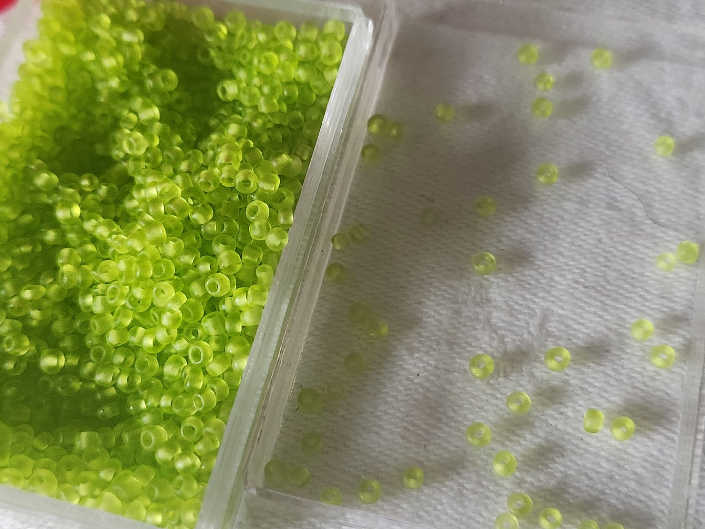 Lot environ 20 grammes de perles rocaille vert mat n°12