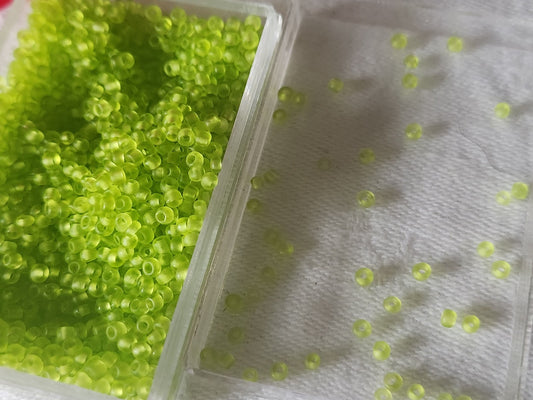 Lot environ 20 grammes de perles rocaille vert mat n°12