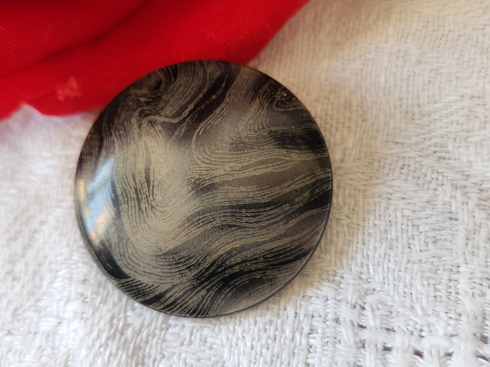 Joli bouton ancien gris noir 2,6 cm pied D19G