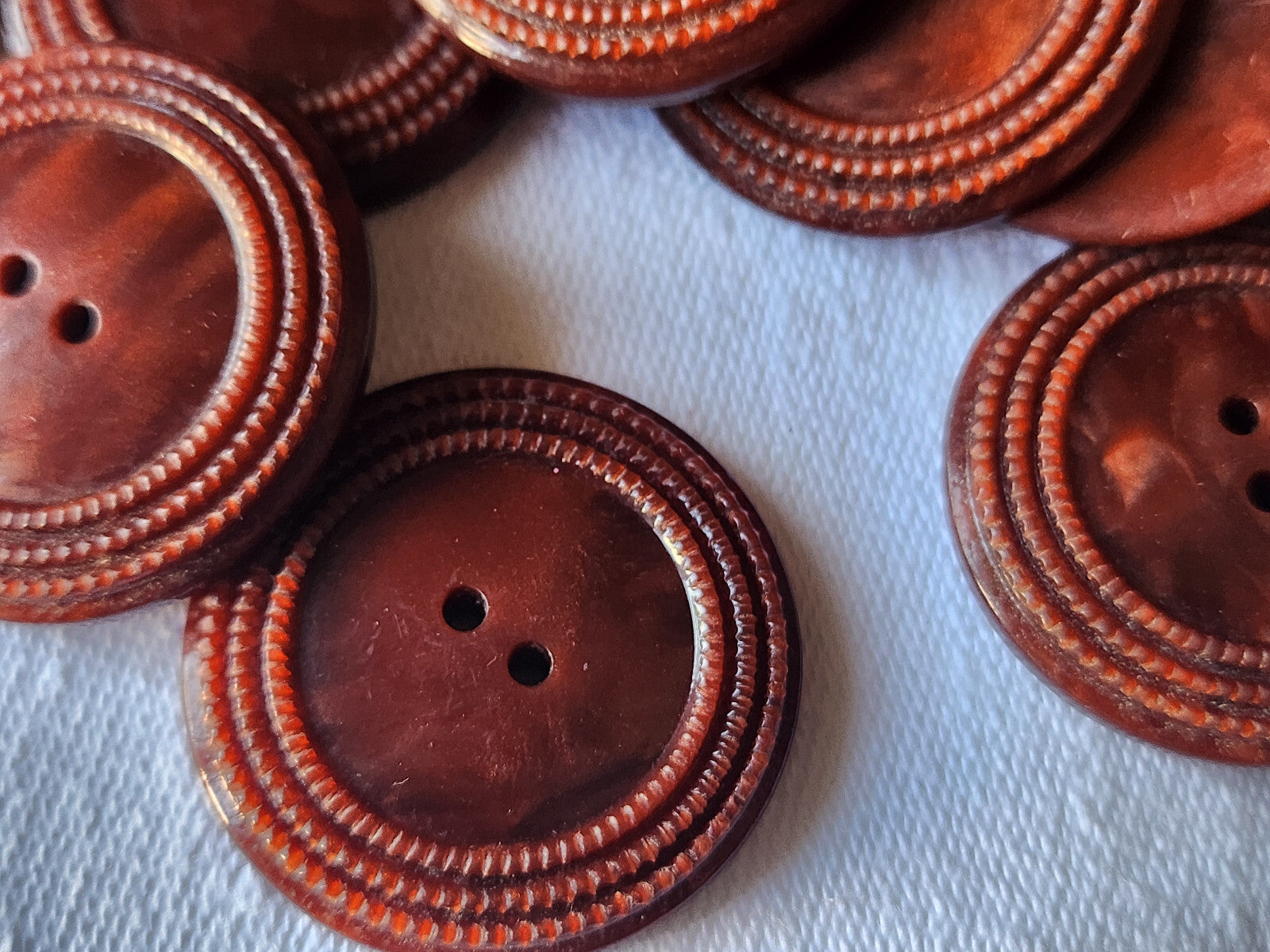 Lot 7 gros boutons anciens marron marbré 3,1 cm ref 2851