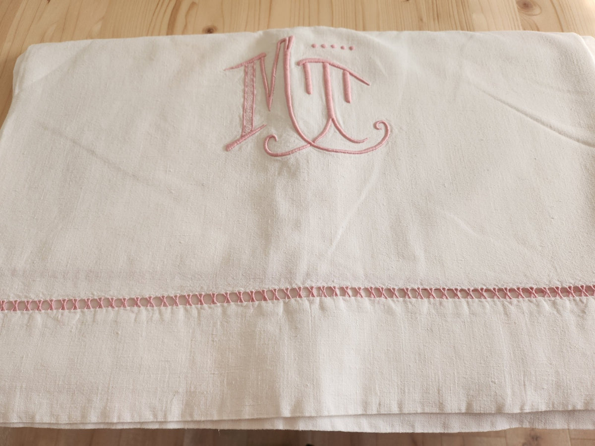 Ancien drap blanc monogramme MT rose et jour tirés B6
