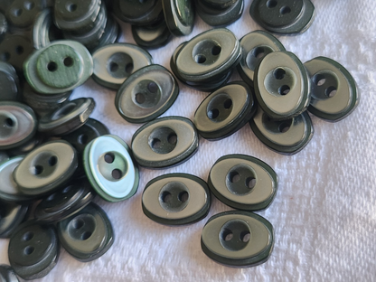 Lot 30 boutons vintage petits vert  gris 0,9 sur 1,2 cm ref 3899