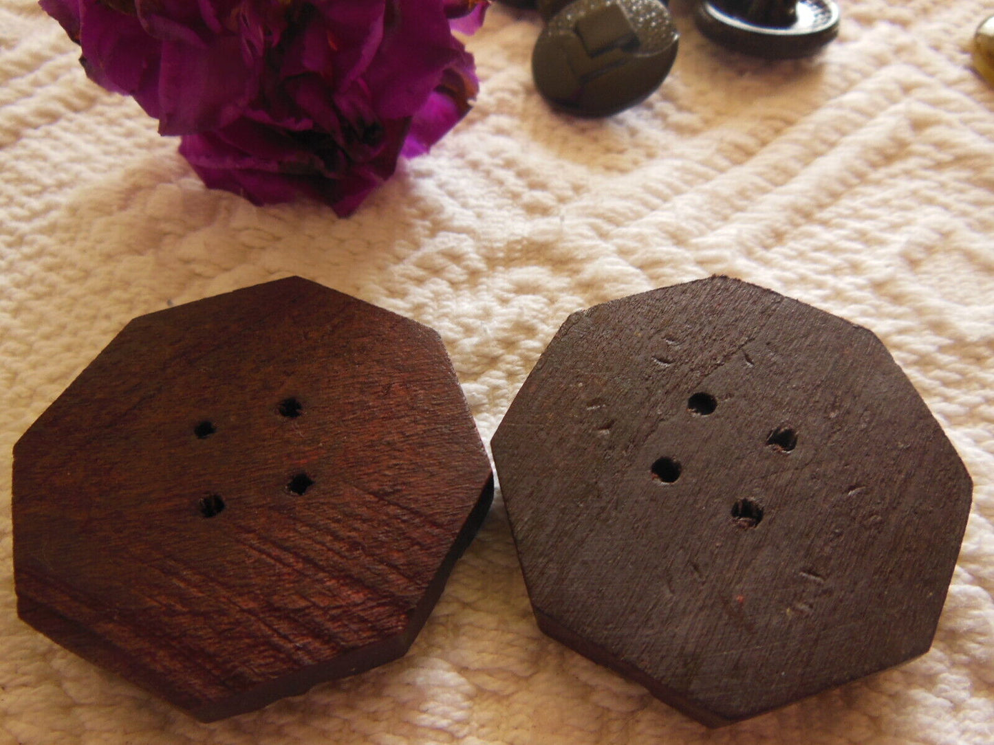 Duo gros boutons ancien en bois ciselé marron foncé  diamètre: 3,6 cm ref 567