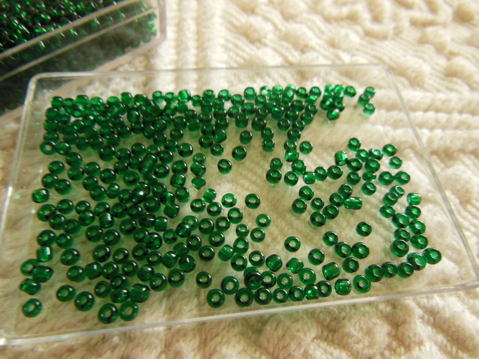 Lot environ 20 grammes de perles de rocaille vert foncé  mat  n°64