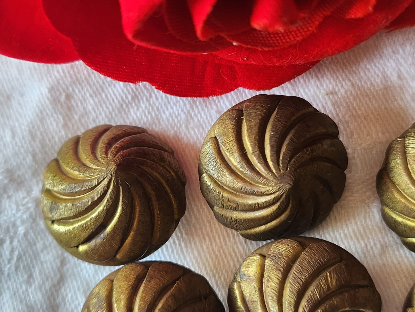 Lot 6 boutons anciens en metal gros spirale volume 2,4 cm ref 6051