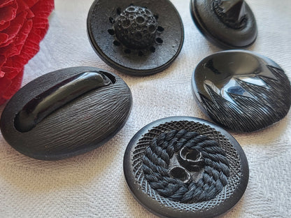Lot 5 Boutons vintage panaché noir travaillé 2,2 cm à 2,6 cm ref 4562