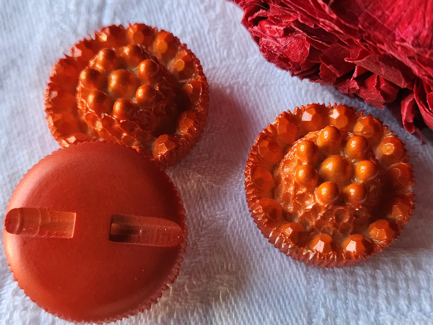 Trio boutons vintage en résine orange pied 2,7 cm ref 5619