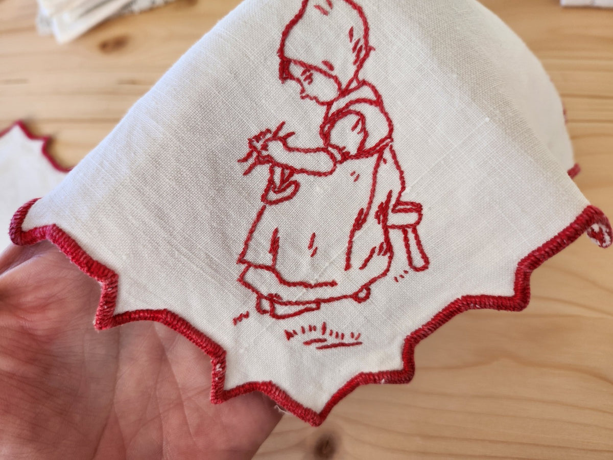 Deux napperons anciens "petite fille qui brode" rouge blanc  B8