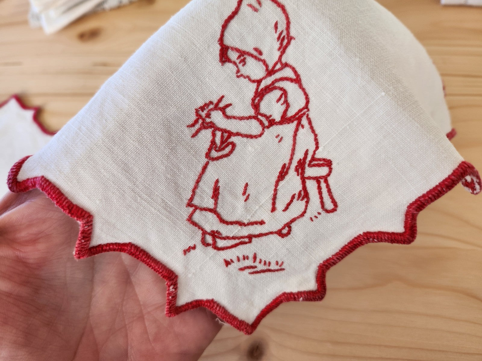 Deux napperons anciens "petite fille qui brode" rouge blanc  B8