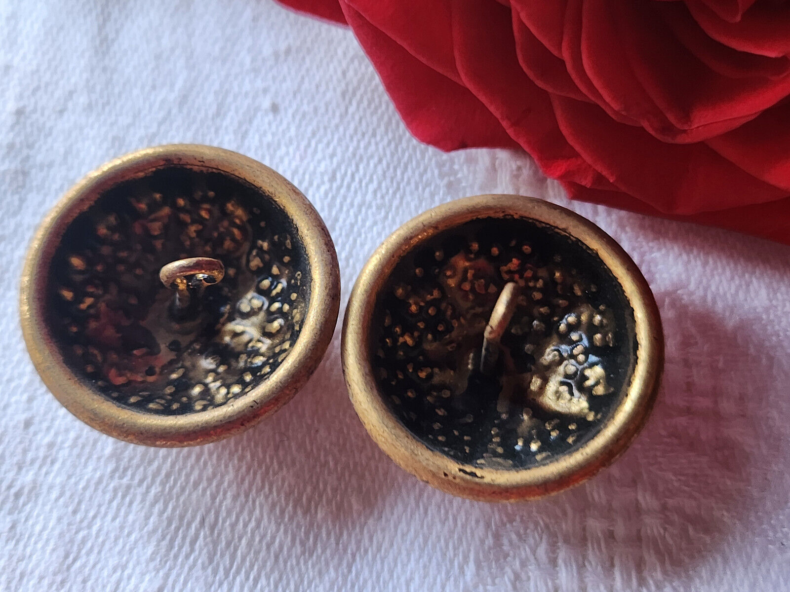 Duo gros boutons vintage en métal doré motif bombé  2,5 cm pied D5C