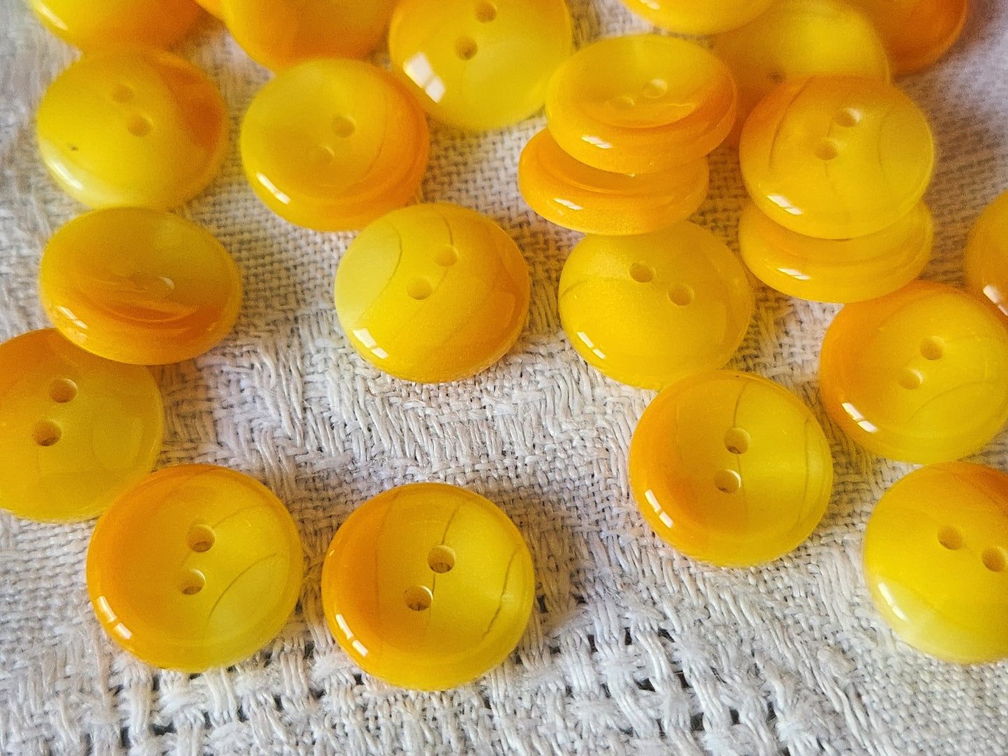 Lot 25 boutons vintage camaieu jaune orange trous 1,1 cm ref 61123