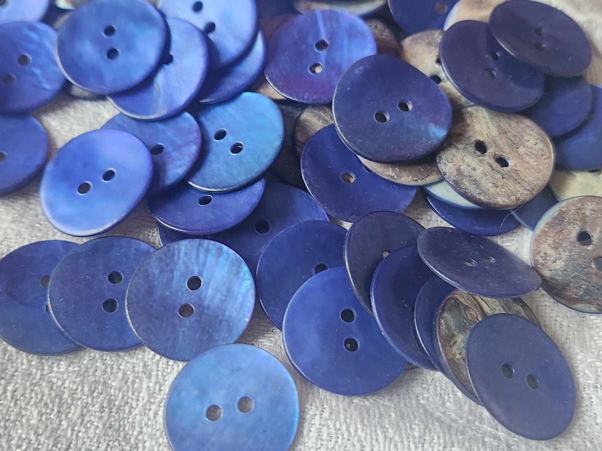 Lot 16 boutons en nacre bleu 2 trous diamètre: 1,8 cm  TC