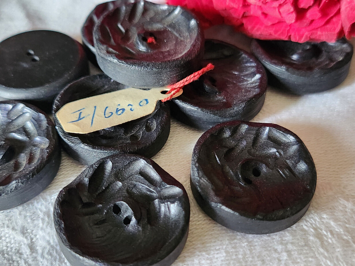 Lot 9 boutons vintage noir sculpté à trous épais 2,3 cm ref 1610