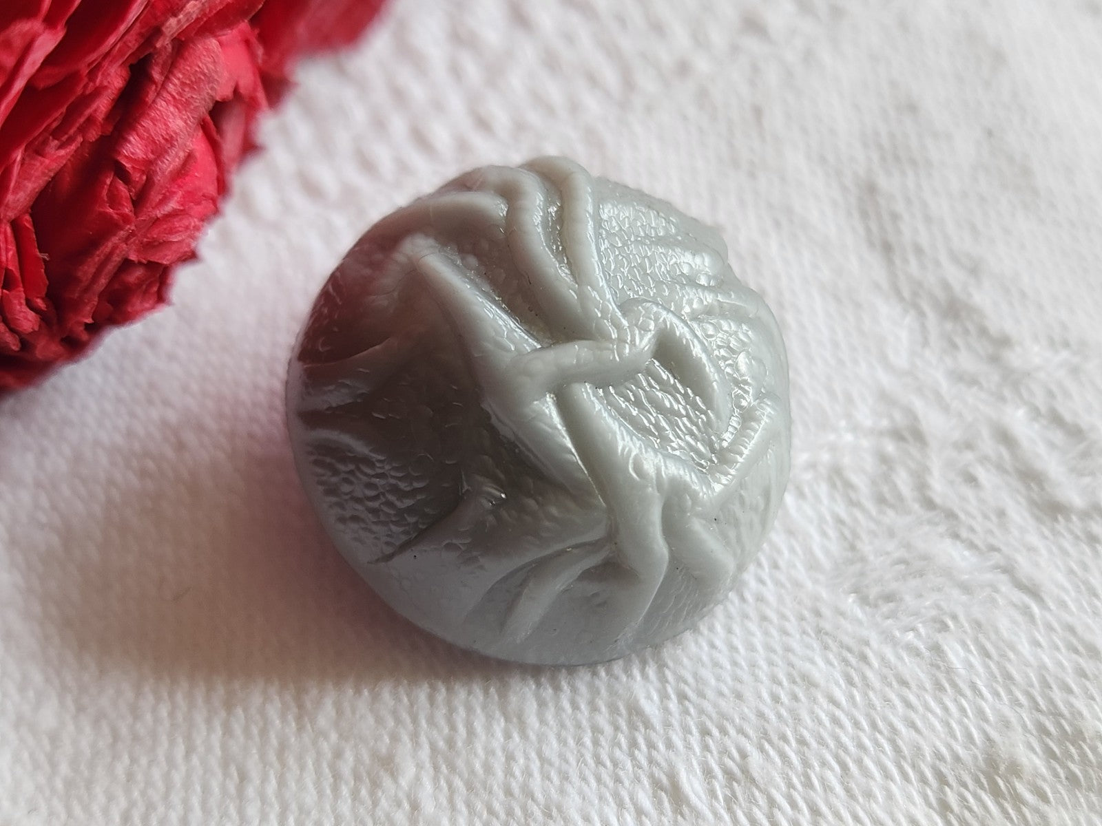 Bouton ancien en verre gris bombé haut 2,2 cm D15E