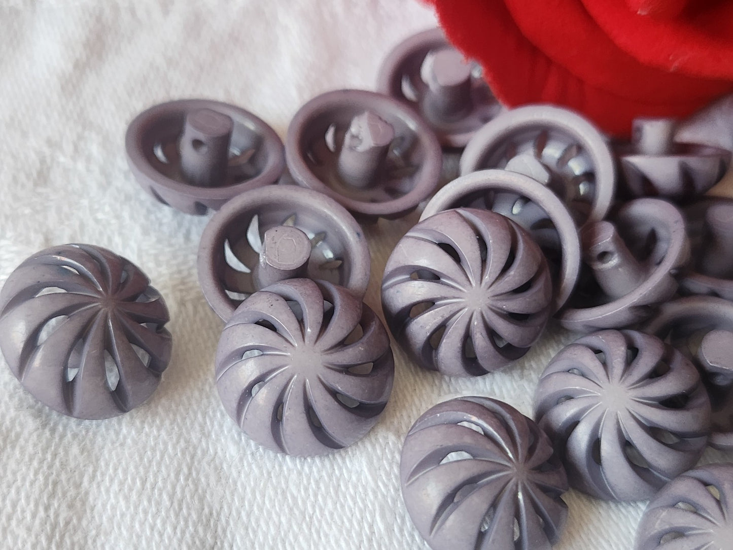 Lot 18 boutons vintage violet mat ajouré spirale pied 1,4 cm ref 1480