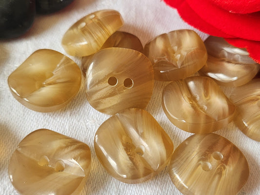Lot 13 boutons vintage marron carré à trous  1,8 cm ref 2413