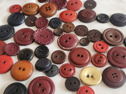 Gros lot de boutons anciens en cuir à trous panaché 1,4 à 3 cm ref 6349