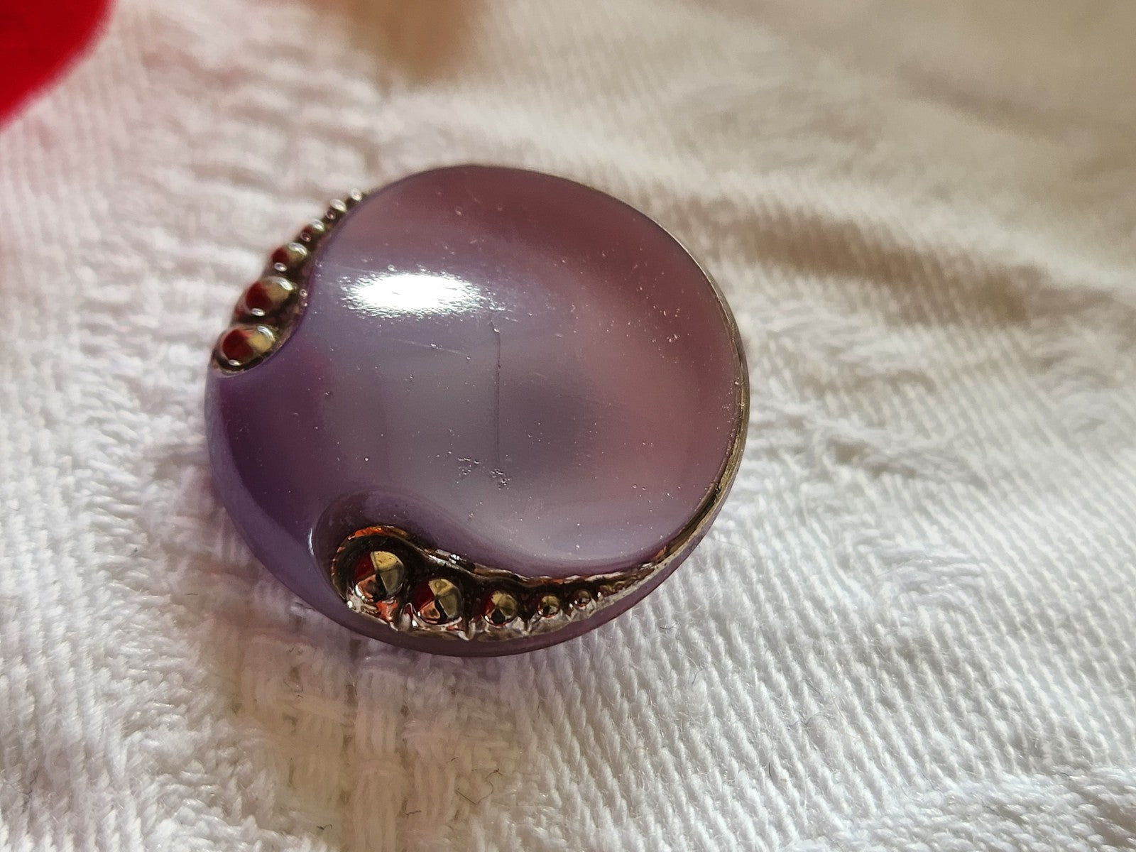 Bouton ancien en verre violet argenté à pied 2,3 cm D18A