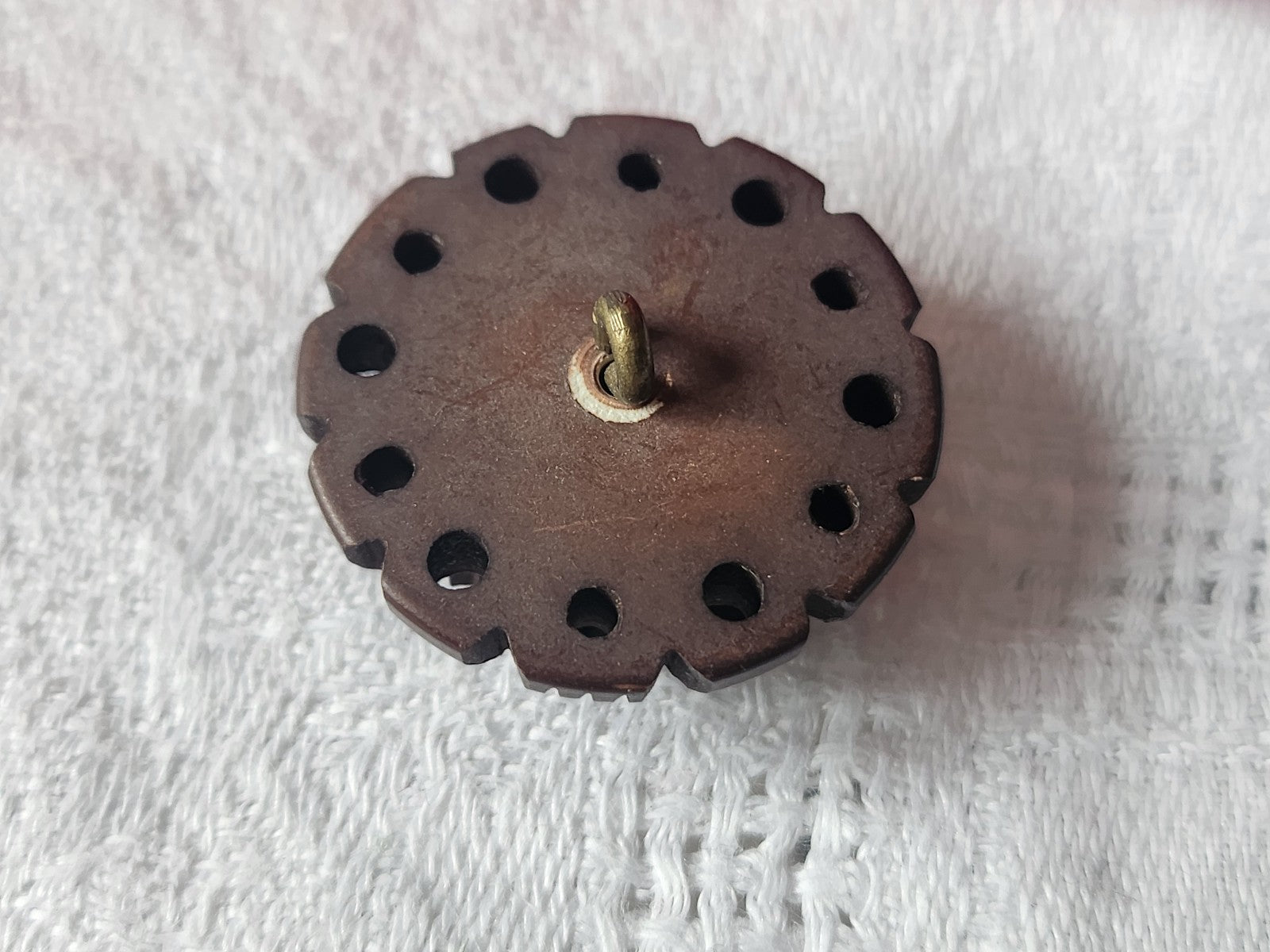 Gros bouton ancien collection marron sculpté joli ajouré motif 2,6 cm ref 3225