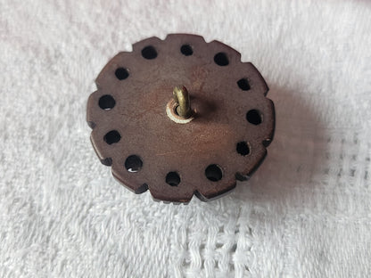 Gros bouton ancien collection marron sculpté joli ajouré motif 2,6 cm ref 3225