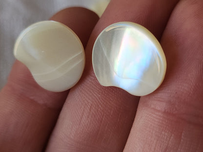 Lot 6 boutons anciens en nacre blanche forme original 1,7 sur 1,5 cm ref 1869