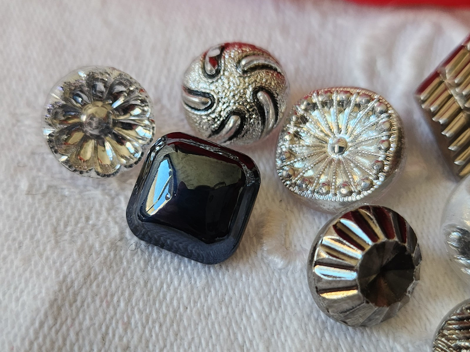 Lot 10 boutons anciens en verre argenté panaché 1,1 à 1,4 cm ref 1693