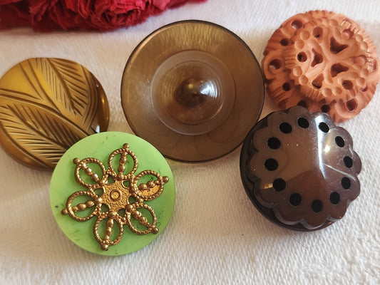 Collection lot 5 boutons anciens originaux diamètre 2,1 à 2,6 cm ref 5737