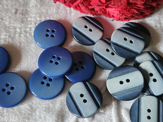 Lot 16 boutons vintage bleu 2 series à trous  1,8 cm ref 3160
