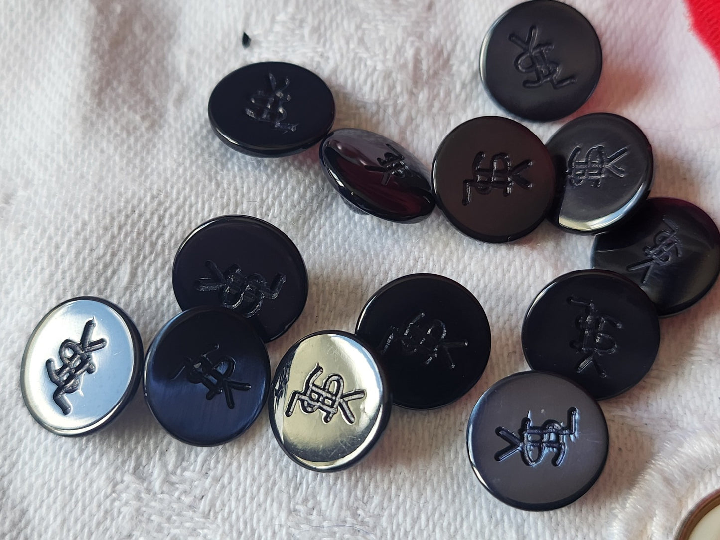 Lot  12  boutons vintage en nacre YSL siglé haute couture 1,1 cm ref 2439