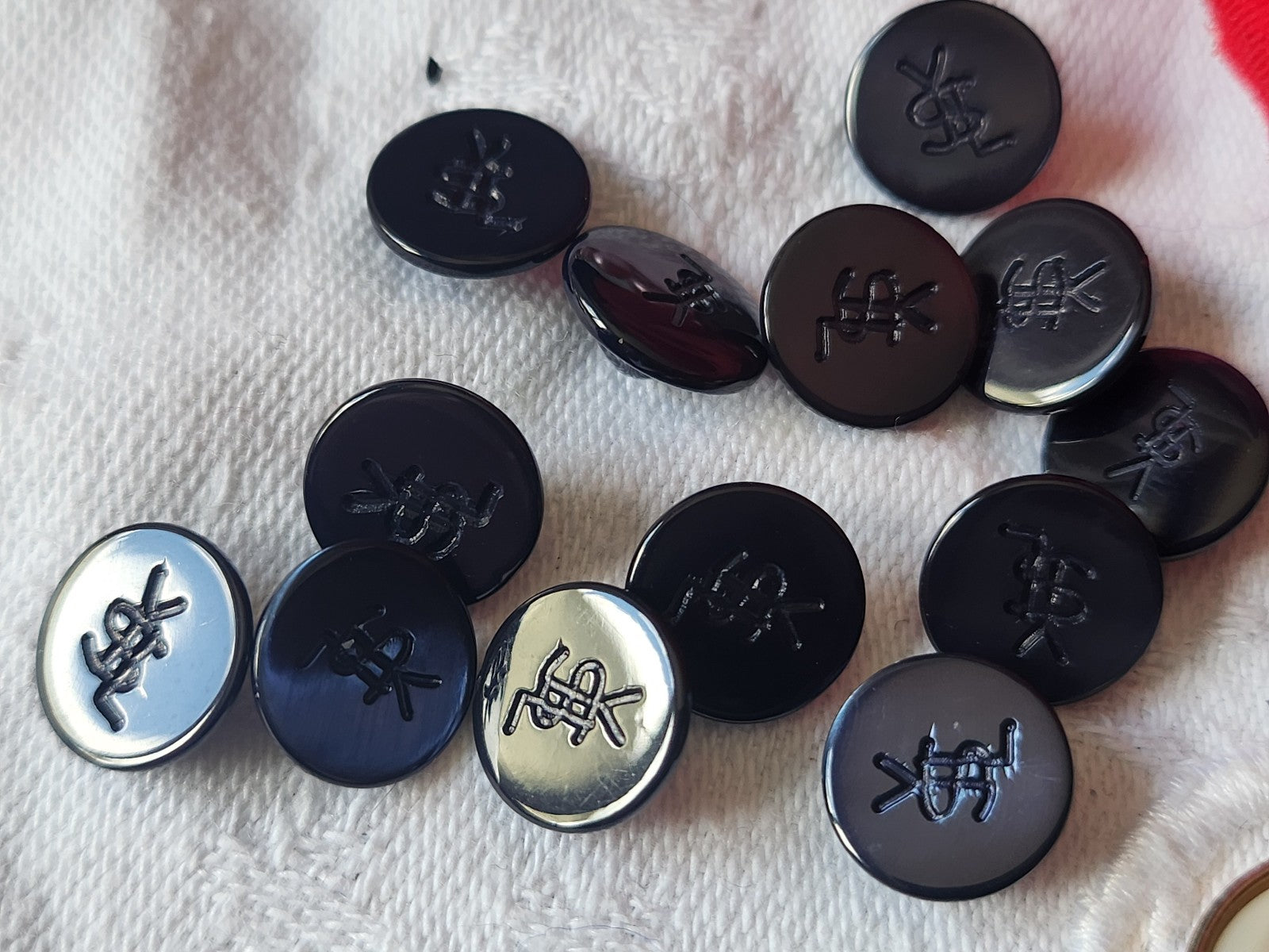 Lot  12  boutons vintage en nacre YSL siglé haute couture 1,1 cm ref 2439
