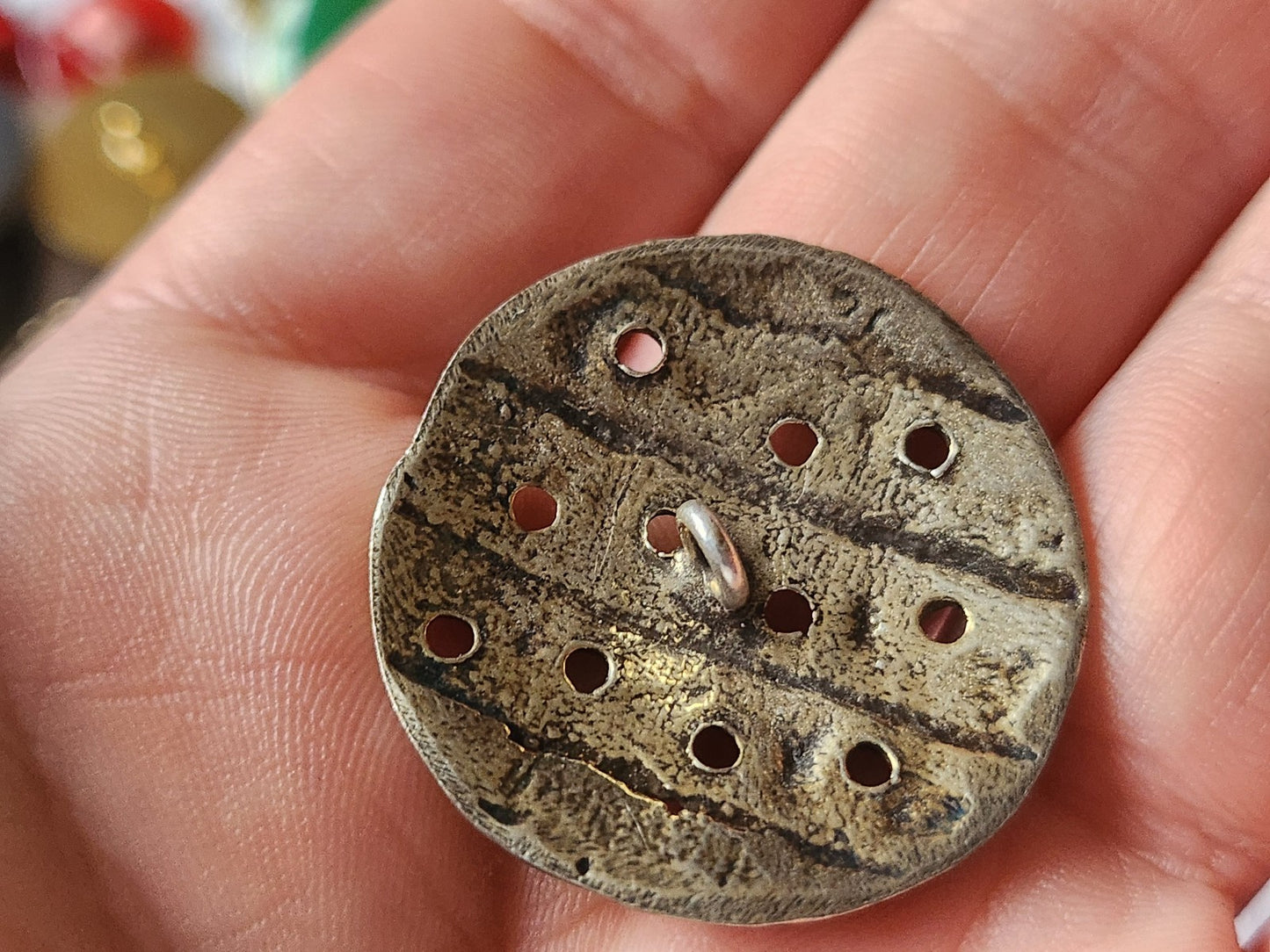 Superbe bouton vintage en métal ajouré 3 cm volume G13D