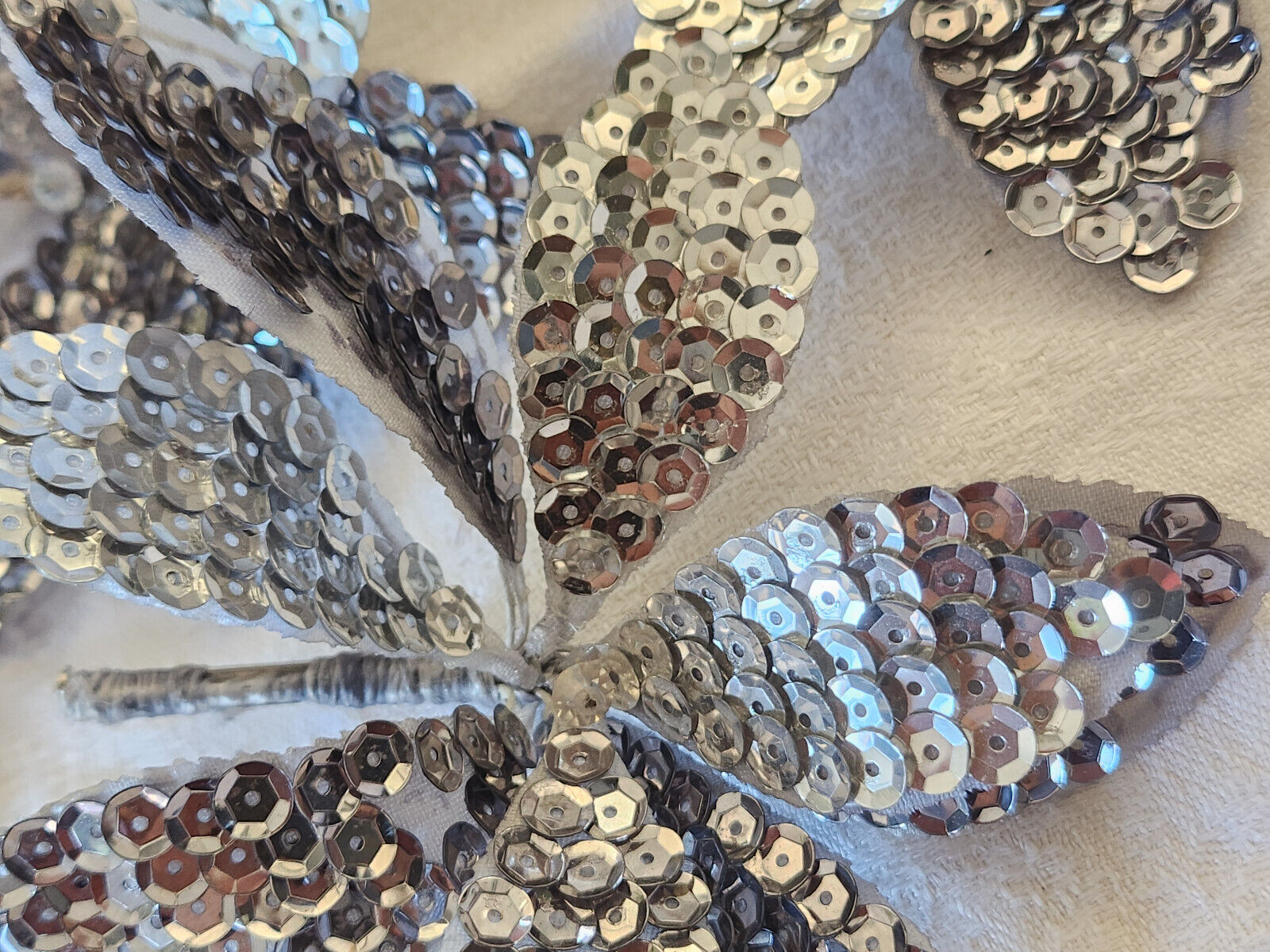 Lot 3 anciens ornement chapeau vintage modiste montée sur broche 12 cm