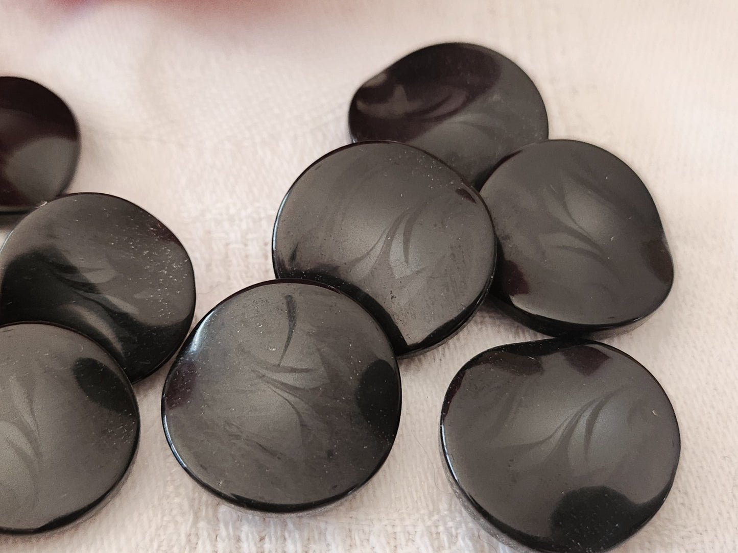 Lot 16 boutons vintage gris noir incurvé  1,5 et 1,7 cm (5 boutons) ref 3878