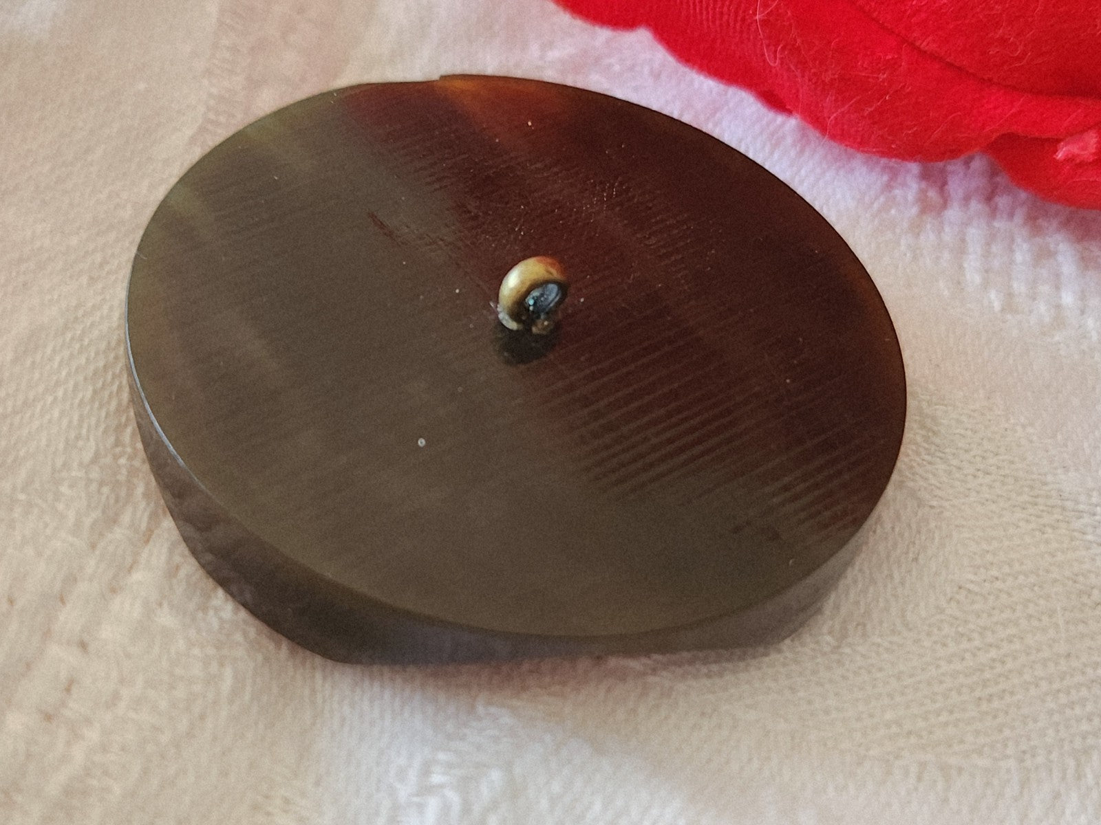 Énorme bouton ancien art déco marron ombragé épais laiton 4,3 cm ref 3846