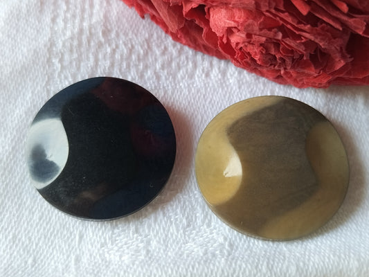 Duo boutons anciens en corozo bicolore echantillon  pied 2,7 cm G4N