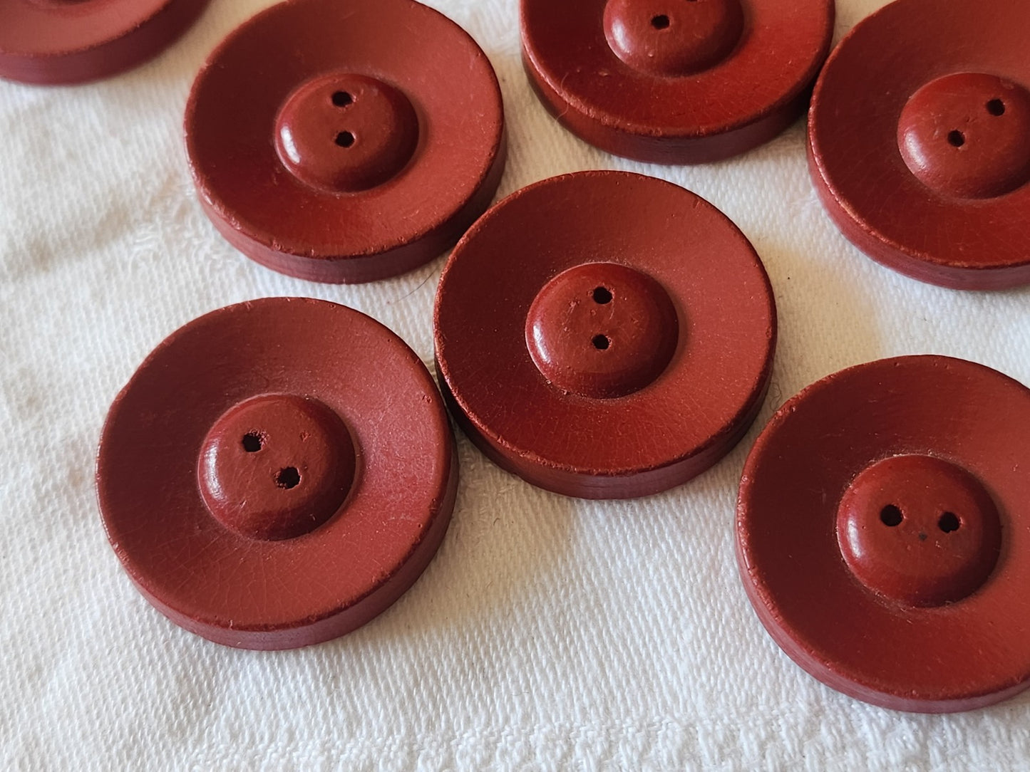 Lot 11 gros boutons anciens en bois rouge à trous 3 cm trous ref 6048