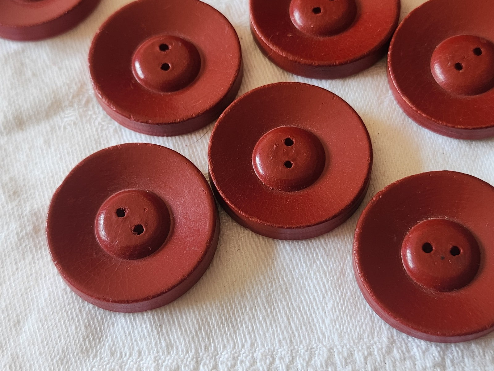 Lot 11 gros boutons anciens en bois rouge à trous 3 cm trous ref 6048