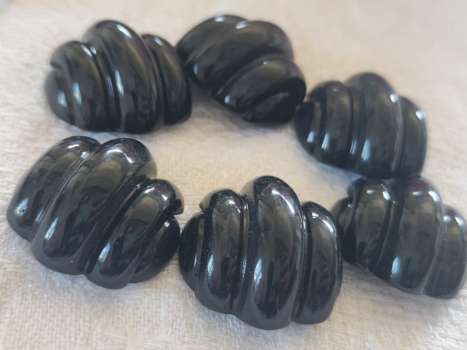 Lot 6  boutons vintage noir forme original pied plat 2 cm sur 2,1 cm ref 0056