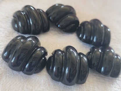 Lot 6  boutons vintage noir forme original pied plat 2 cm sur 2,1 cm ref 0056