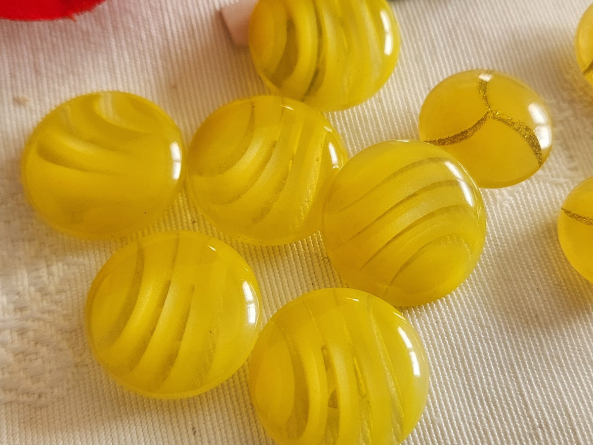 Lot 11 boutons vintage jaune   pied  2 séries 1,5 et 1,8 cm ref 6333
