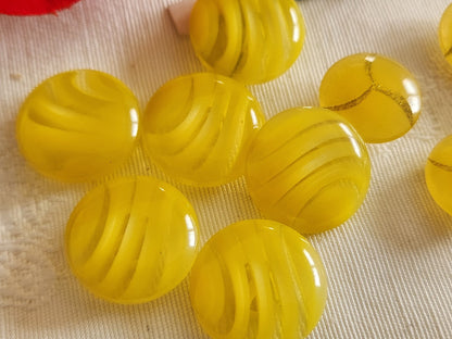 Lot 11 boutons vintage jaune   pied  2 séries 1,5 et 1,8 cm ref 6333