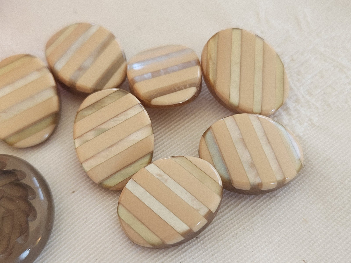 Lot 12 boutons vintage marron  2 séries 2,1  et 1,2 sur 1,7 cm ref 6297