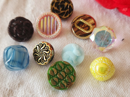 Lot 10 boutons anciens en verre multicolore  panaché 1,1  à 1,4 cm ref 6388