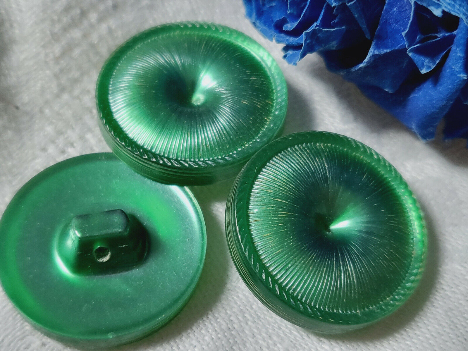 Trio boutons vintage vert strié lumineux à pied  diamètre 2,3 cm ref 5209