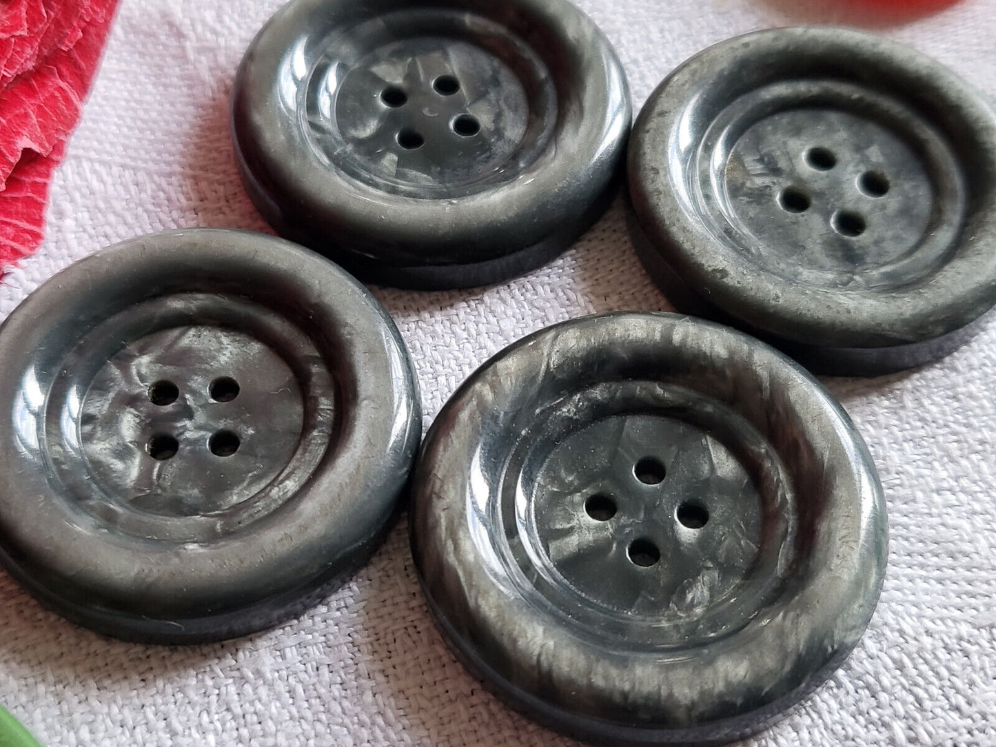 Lot 4 gros boutons anciens gris chiné  4 trous  2,6 cm ref 2809