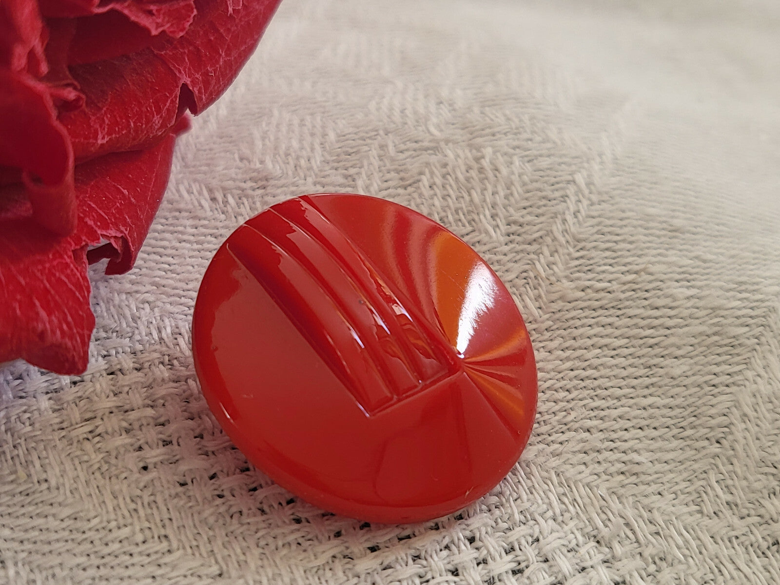 Bouton ancien en verre  rouge relief travaillé  diamètre: 2,1 cm G3O