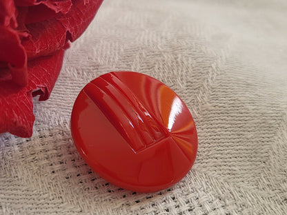 Bouton ancien en verre  rouge relief travaillé  diamètre: 2,1 cm G3O