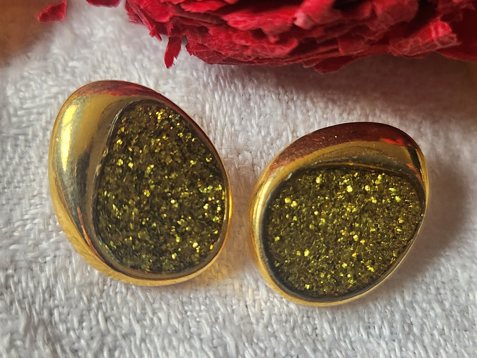 Duo boutons vintage en métal doré paillette vert pied 1,5 sur 1,9  cm G16I