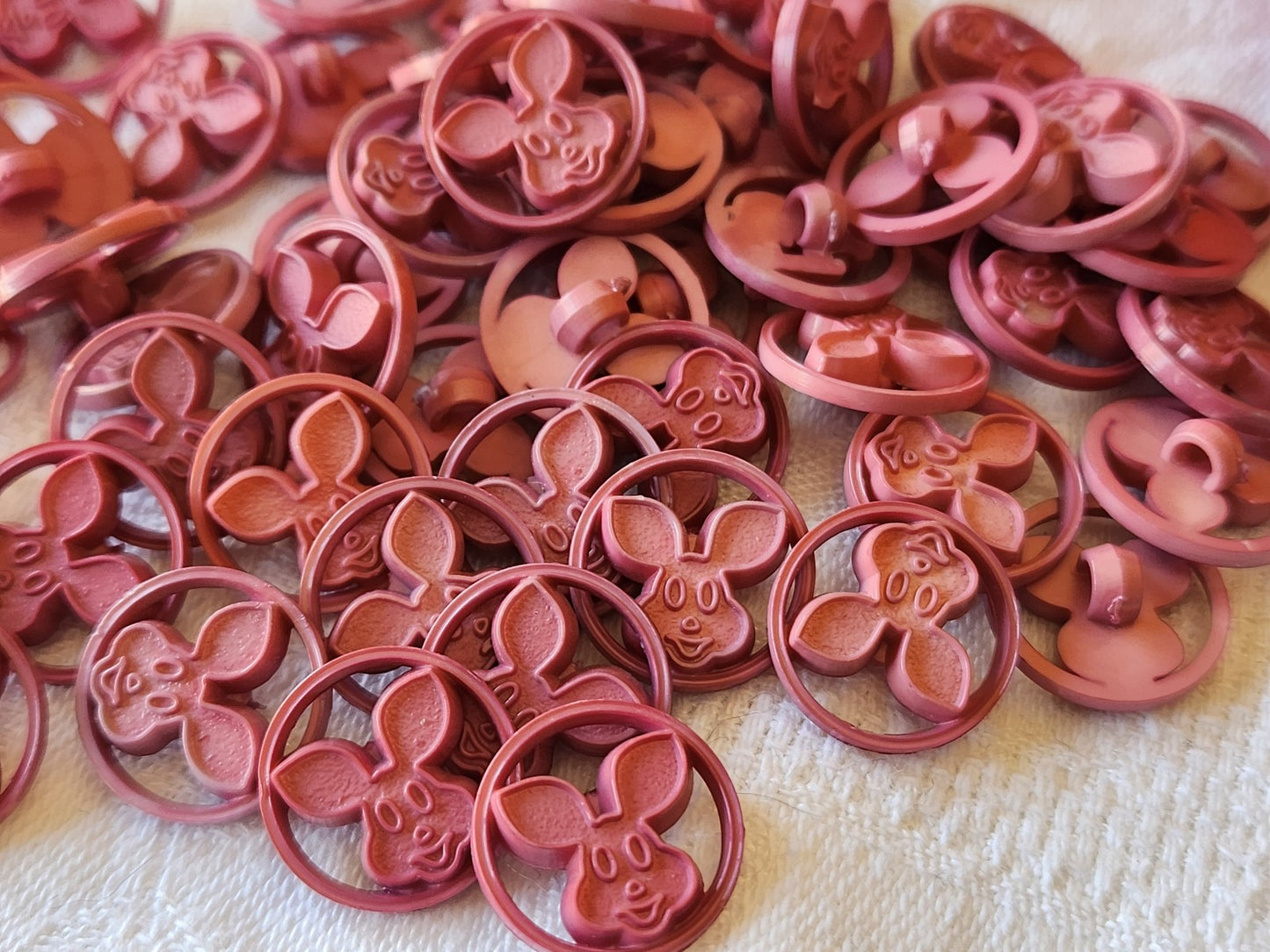Lot 51 boutons rose lapin decoupis fond d'atelier 1,5 cm ref 4973
